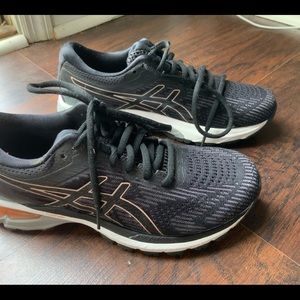Lightly used ASICS GT-2000-8 Running Shoes
